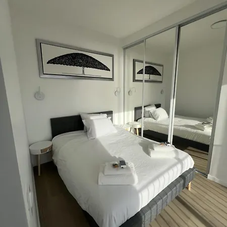 - Sea View - 2 Bedrooms 3 Beds - Rotterdam