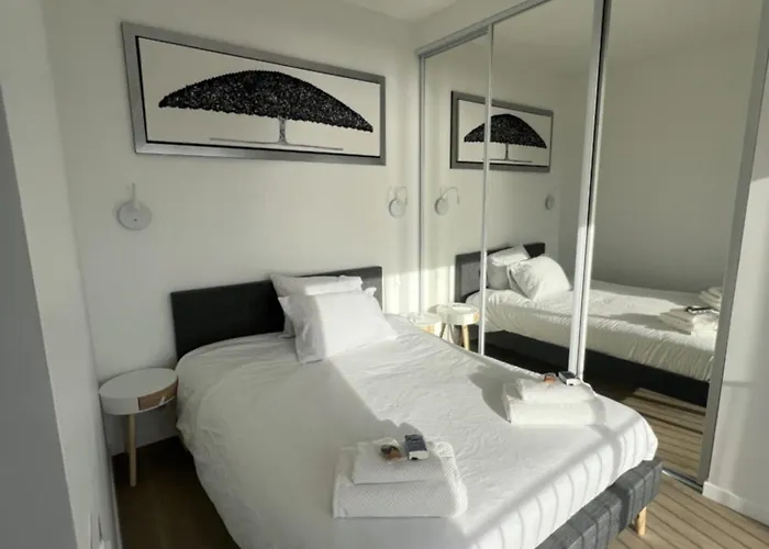 - Sea View - 2 Bedrooms 3 Beds - Rotterdam